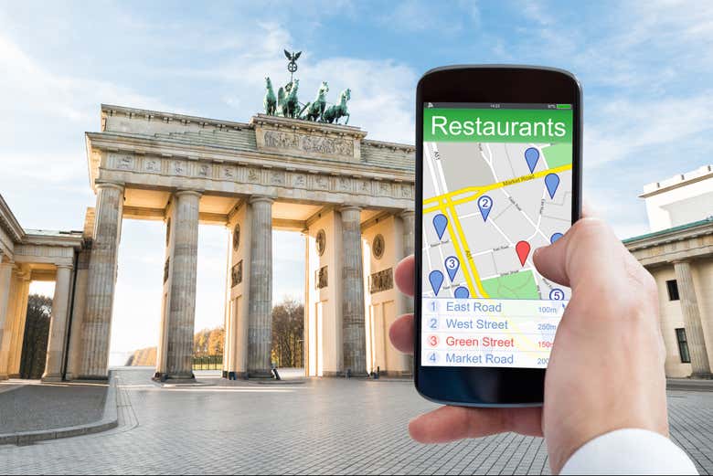 Cercando ristoranti a Berlino sul telefono